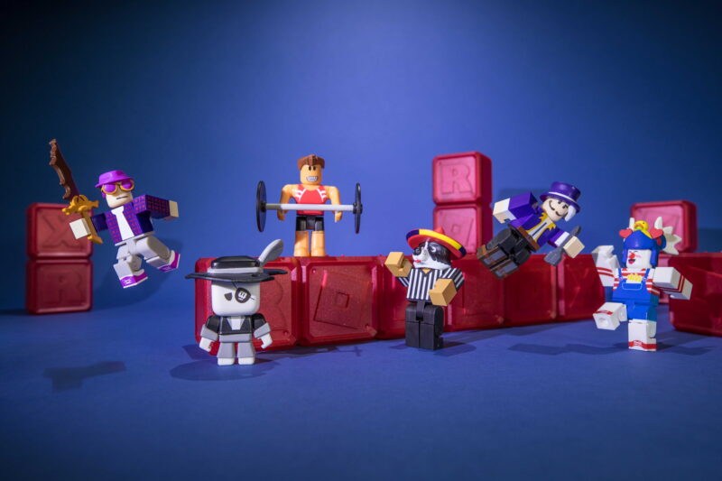 Roblox Celebrity Collection – Series 5 Mystery Figure [Includes 1 Figure + Exclusive Virtual Item] - Image 5